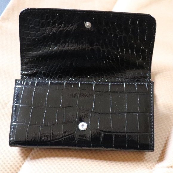GUESS WALLET- Never Used - Picture 3 of 6
